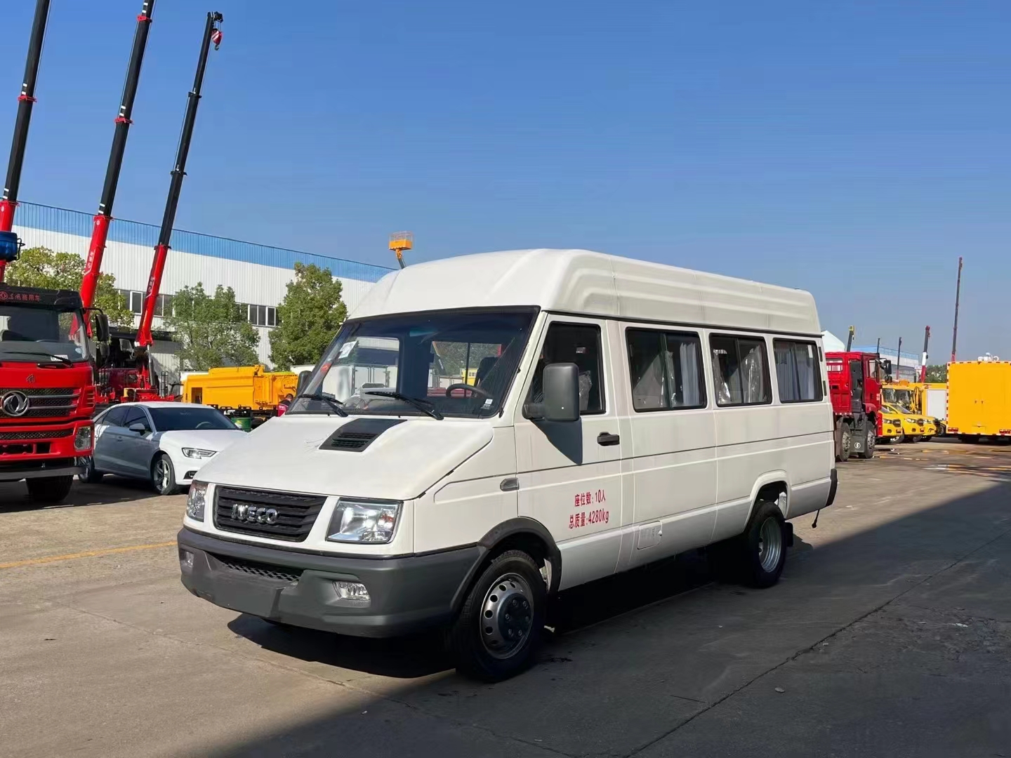 依維柯10-14座國六運兵車