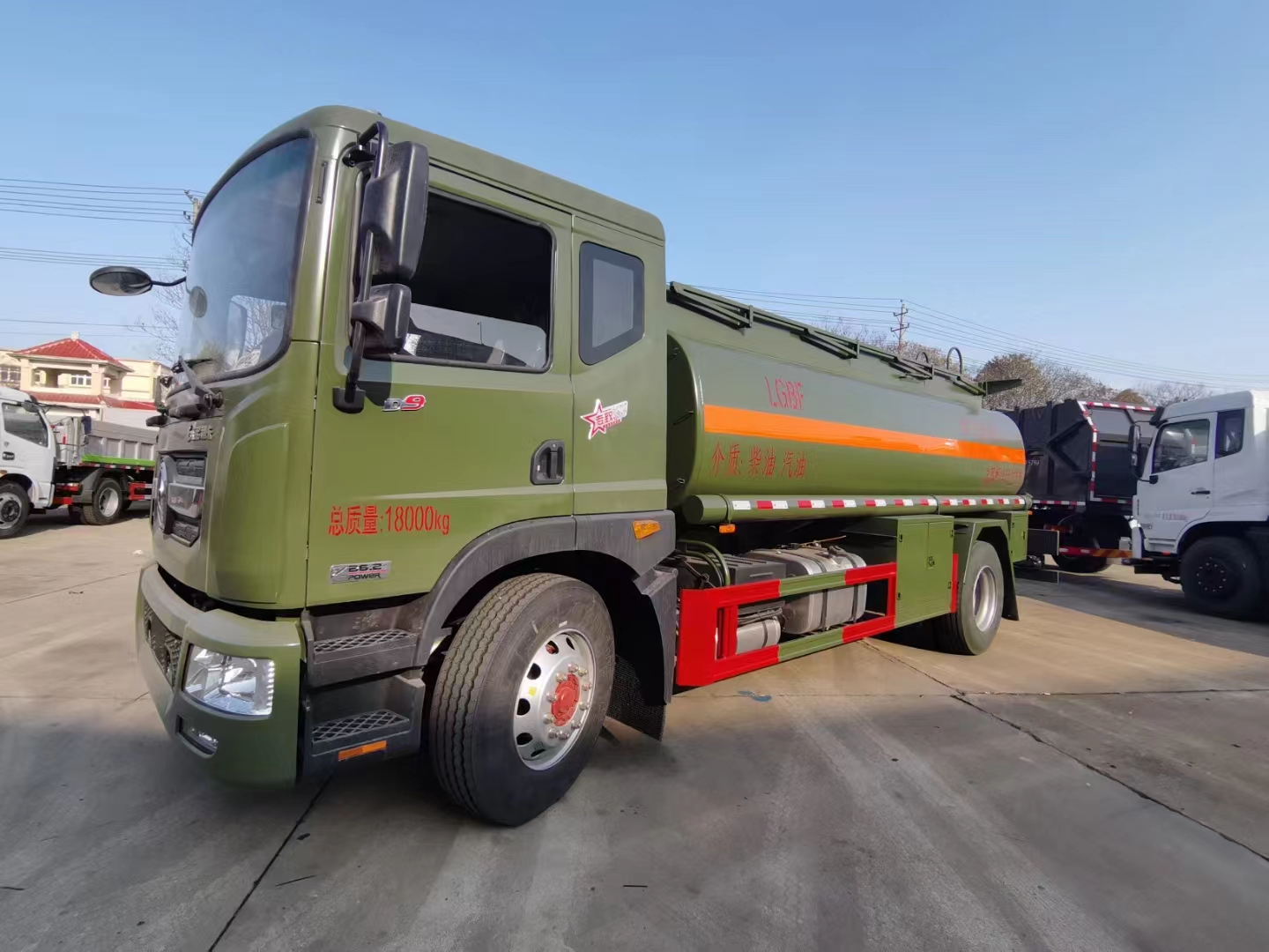 東風多利卡D9國六加油罐式車（軍綠色）