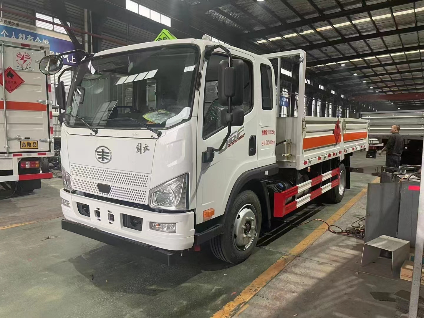 解放J6F國六排半氣瓶運輸車