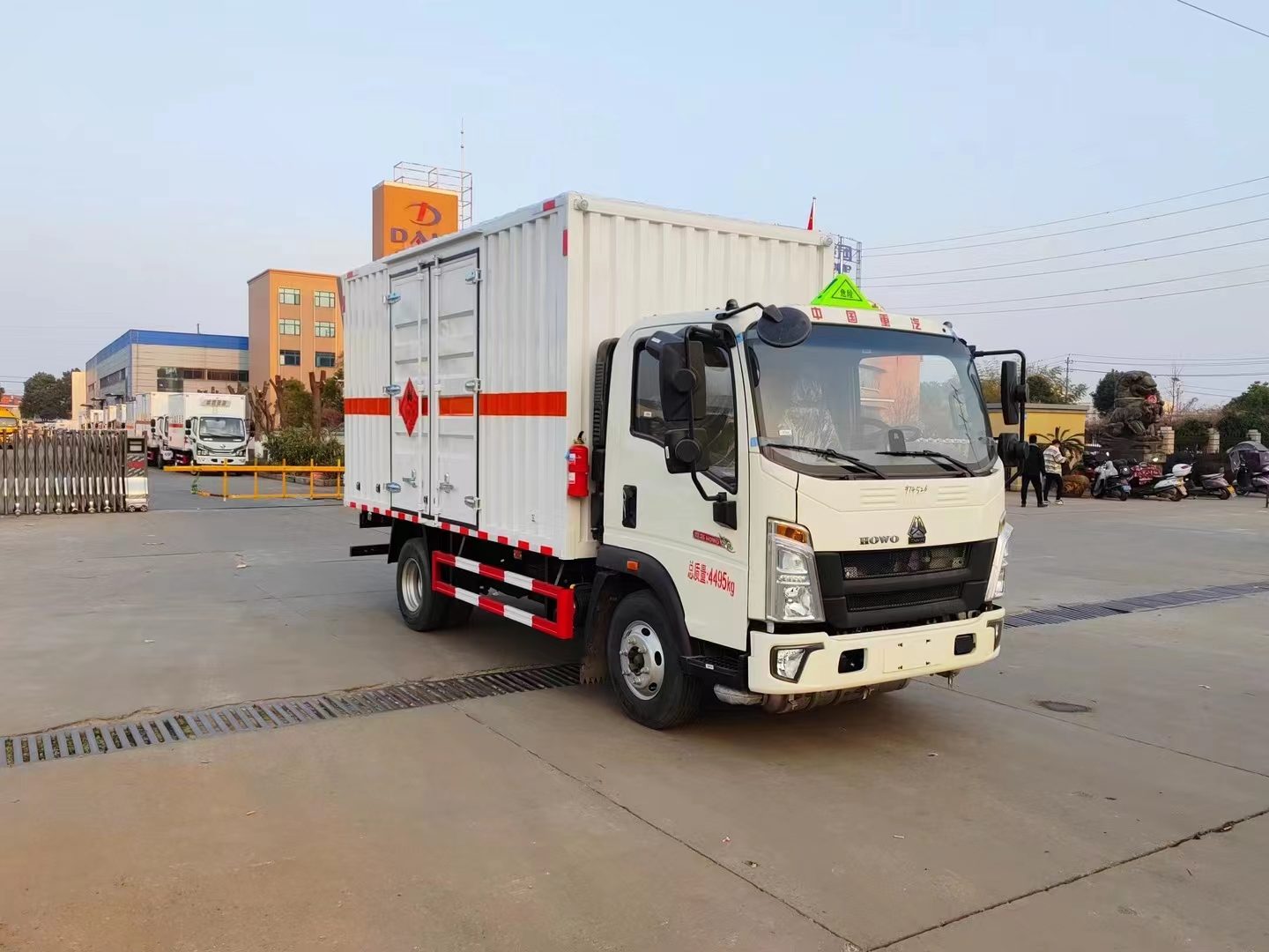 重汽豪沃國六藍牌瓦楞板危險品車