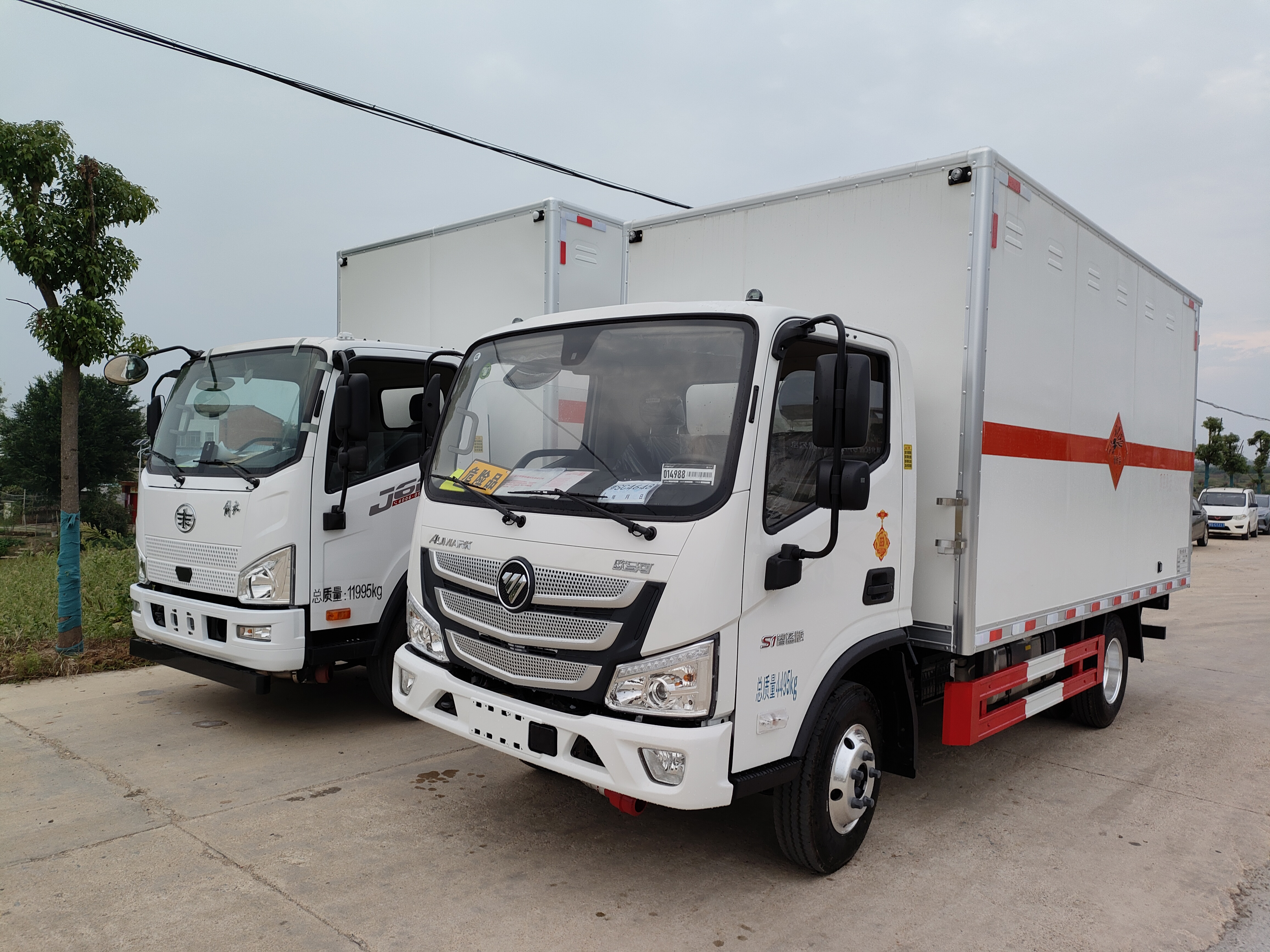 一臺歐馬可爆破和一臺解放爆破車發(fā)車