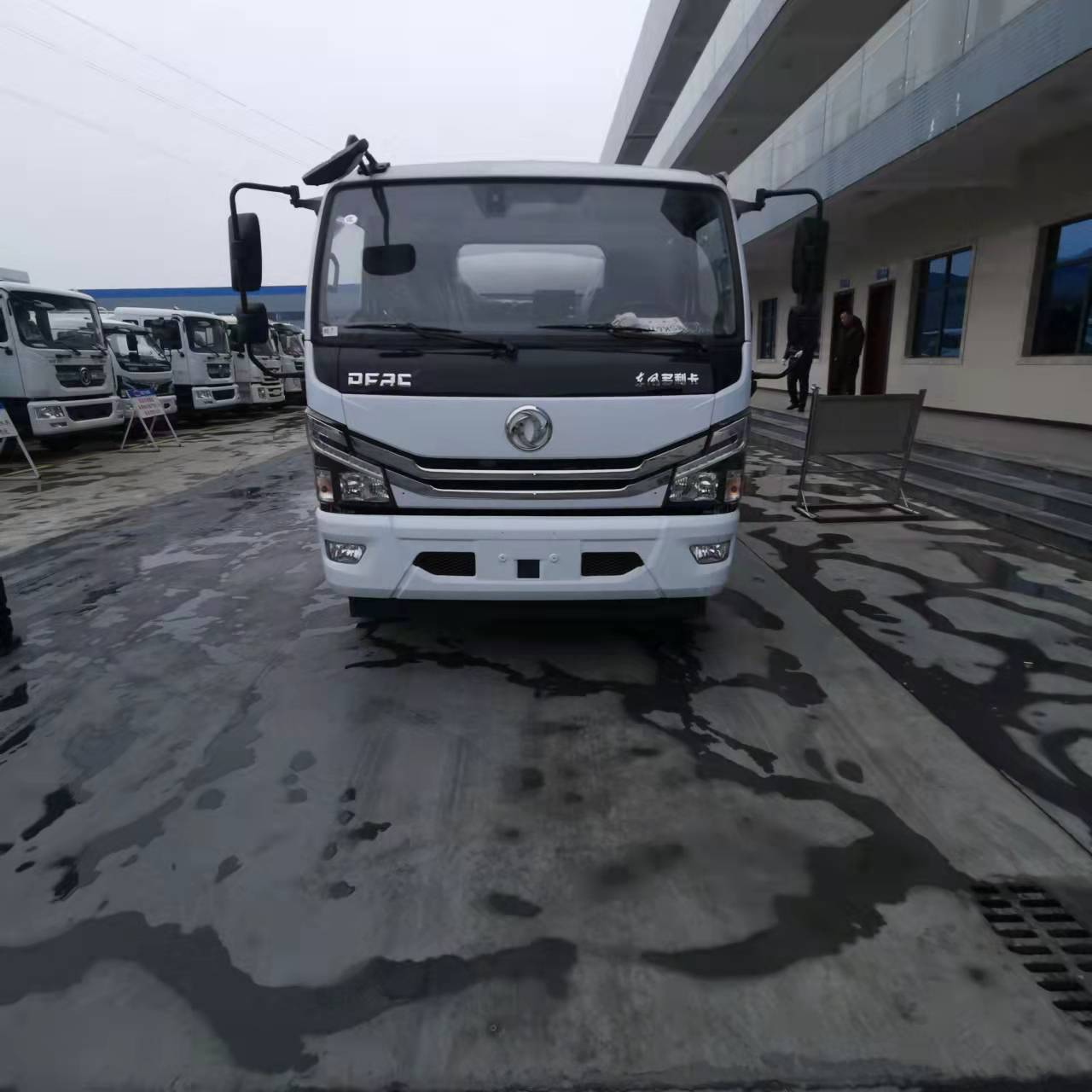 多拉快跑，東風(fēng)8噸國(guó)六加油車(chē)