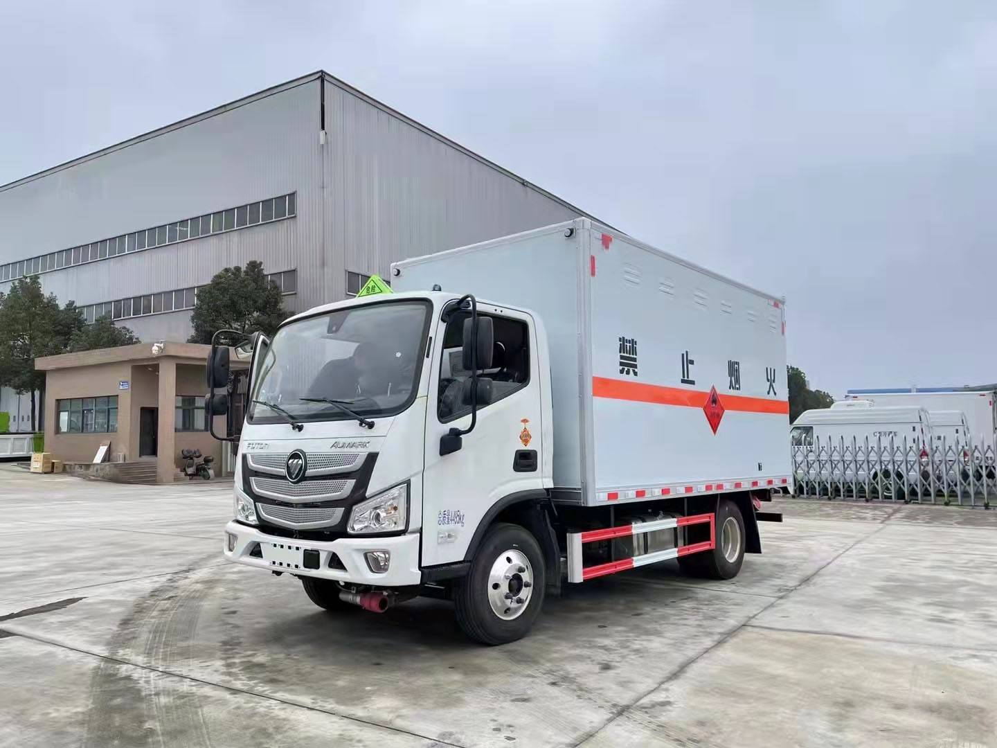 福田歐馬可藍(lán)牌國(guó)六合規(guī)易燃?xì)怏w廂式車(chē)