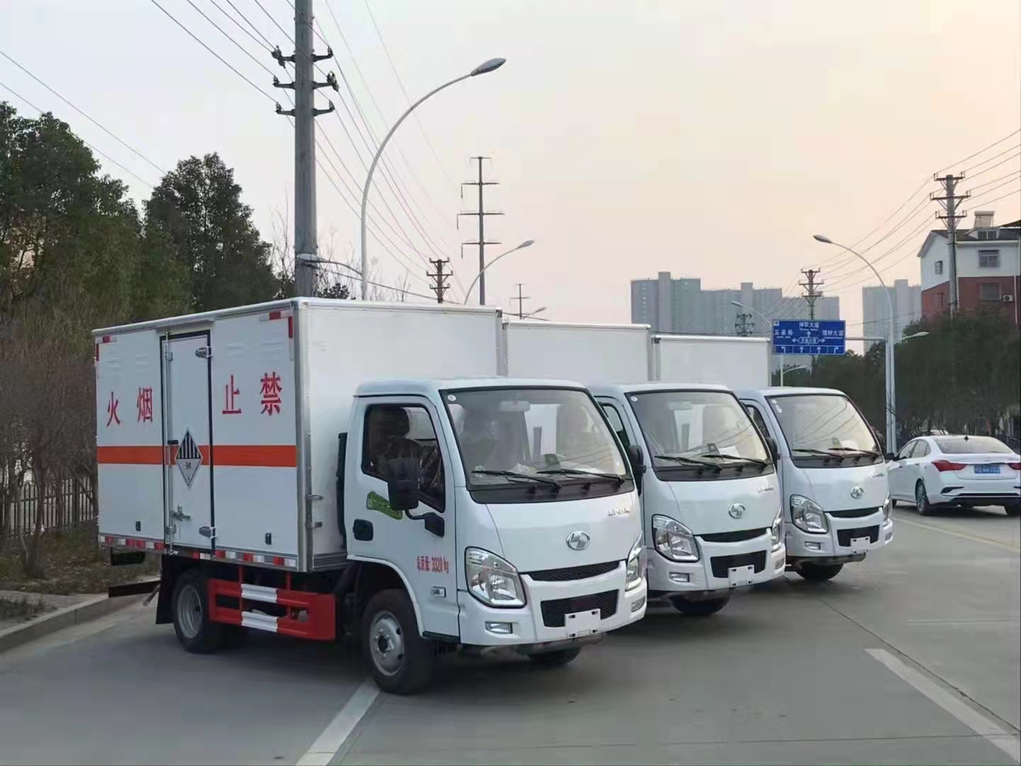 三臺躍進國六雜項危險品車發(fā)車