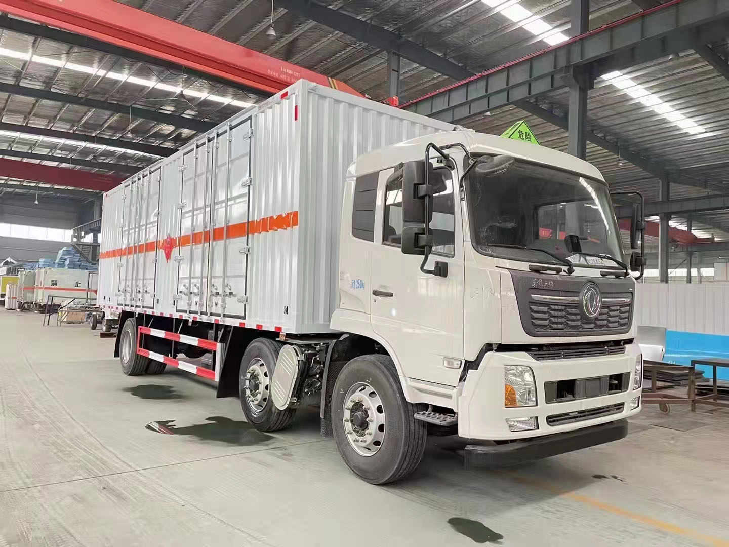 東風天錦三軸國六帶雙側門瓦楞板危險品車