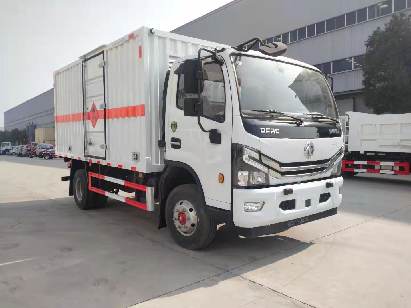 東風荷載5噸4米2危險品車