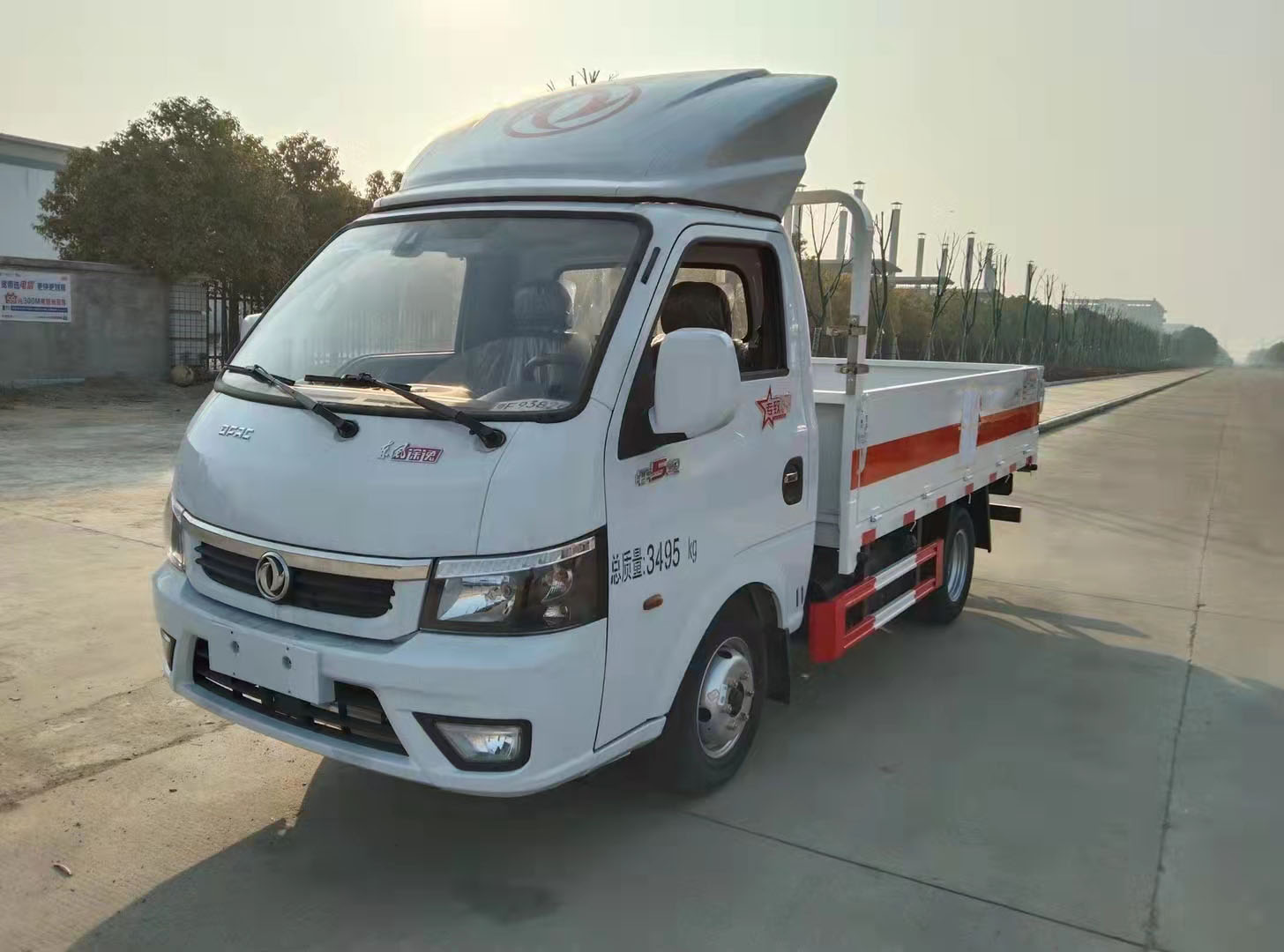 東風途逸2米6低欄板汽油氣瓶車