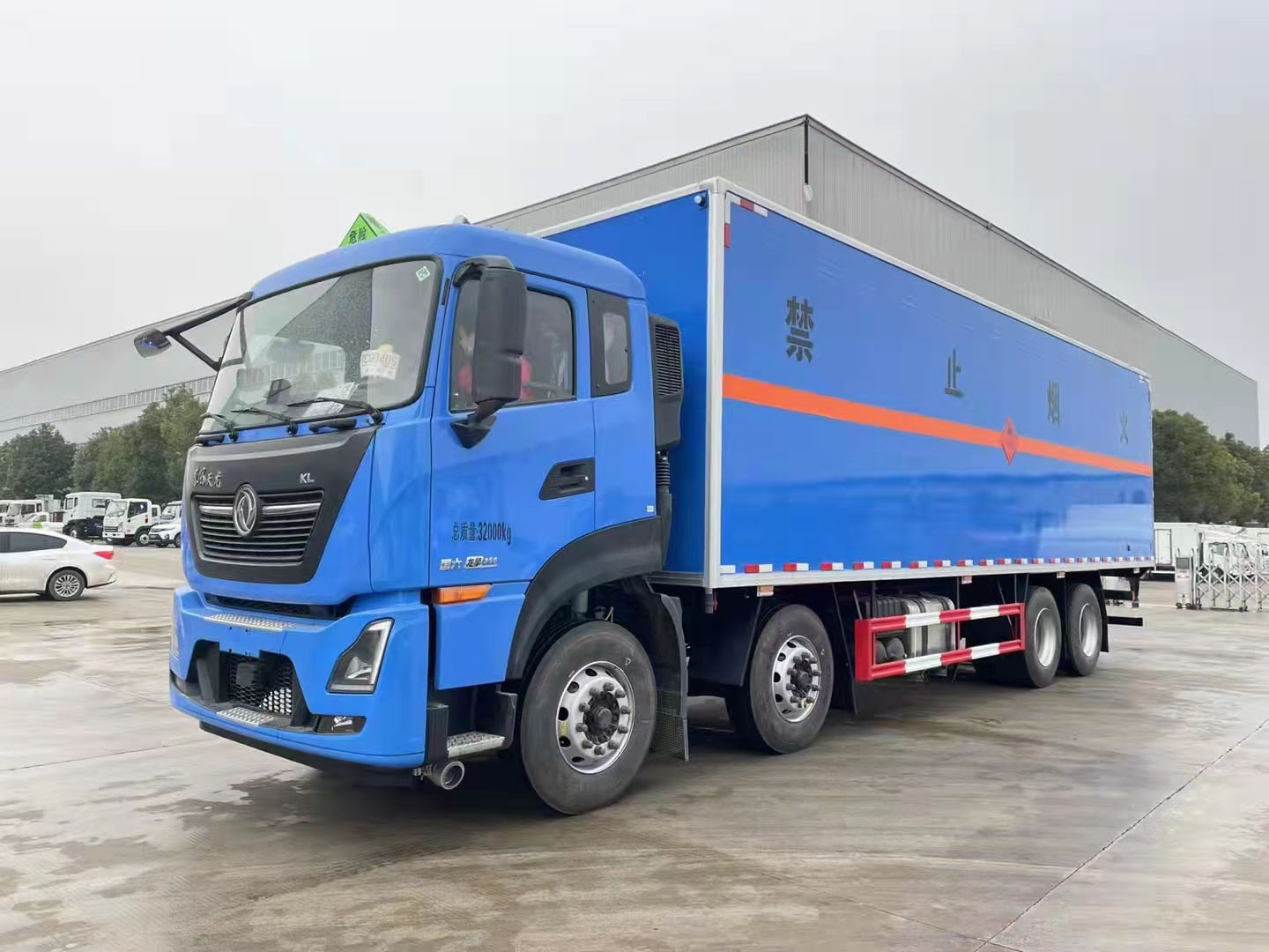 東風天龍KL整車藍色前四后八危險品車