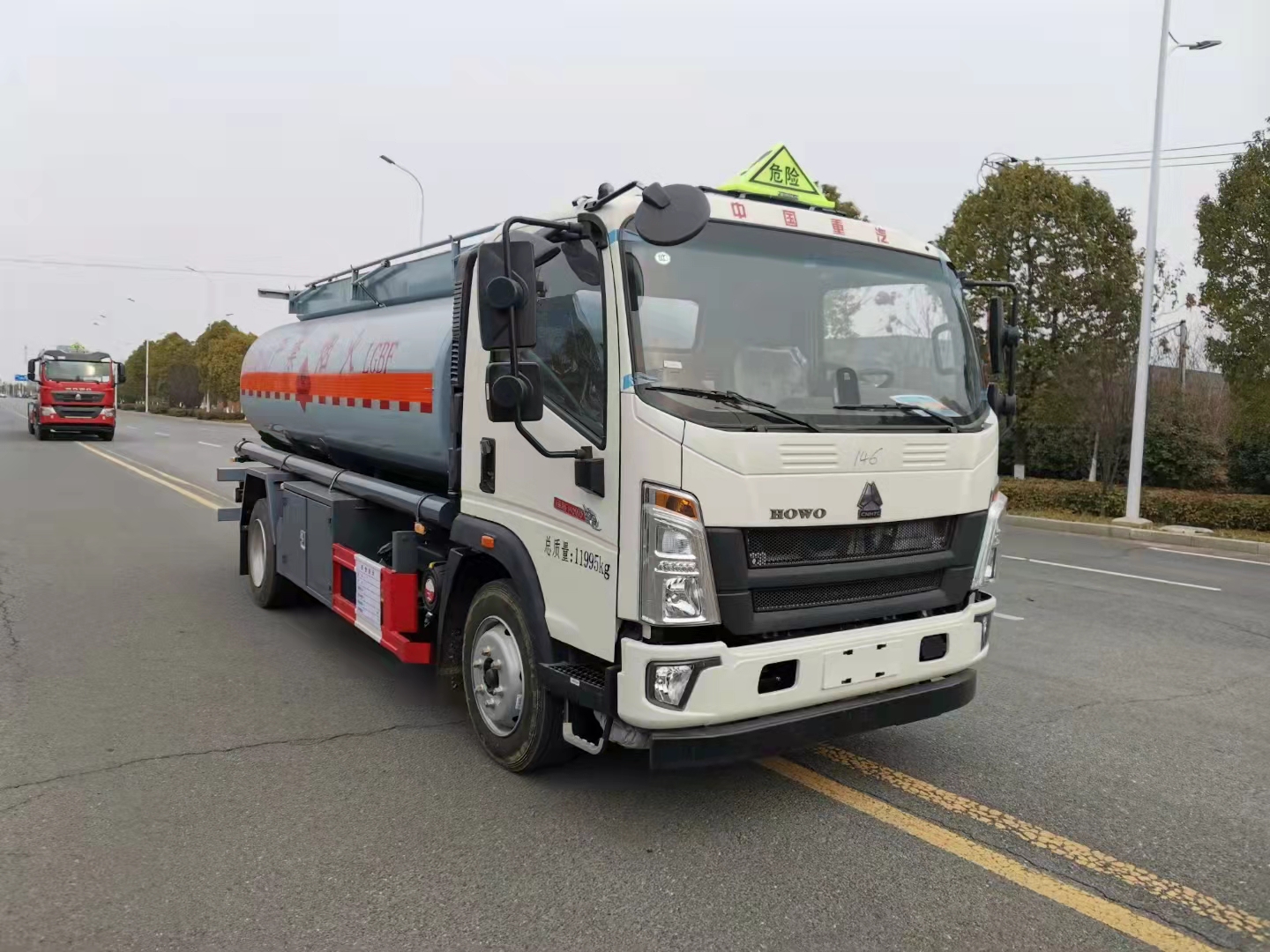 越野爬坡，選擇重汽豪沃國六運油車準沒錯