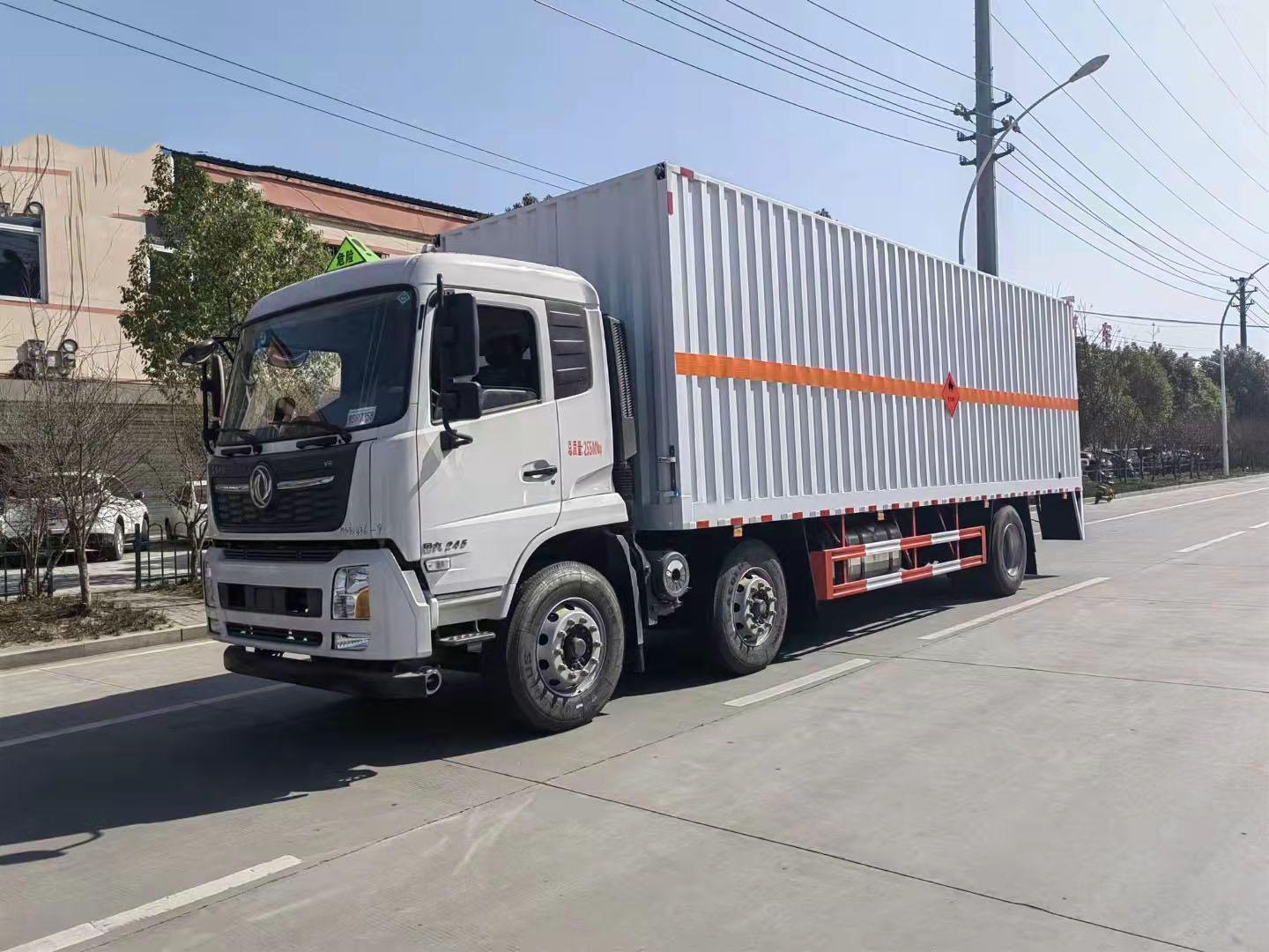 東風天錦三軸帶雙開側門瓦楞板危險品車