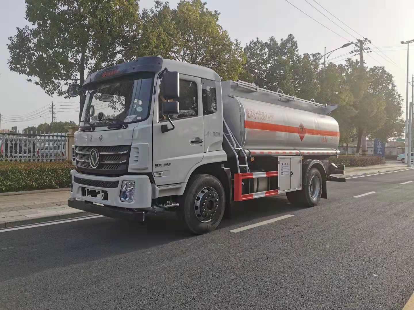 東風專底單橋國六加油車