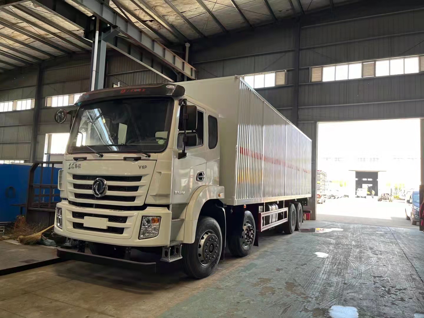 東風錦程前四后八國六帶雙側門瓦楞板危險品車