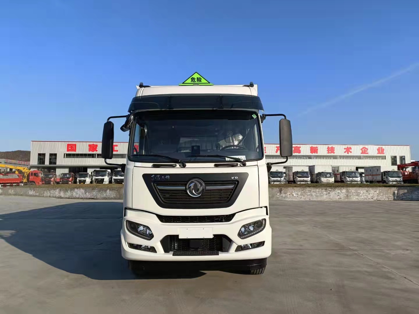 東風(fēng)天錦KR三軸國(guó)六高頂雙臥危險(xiǎn)品車(chē)