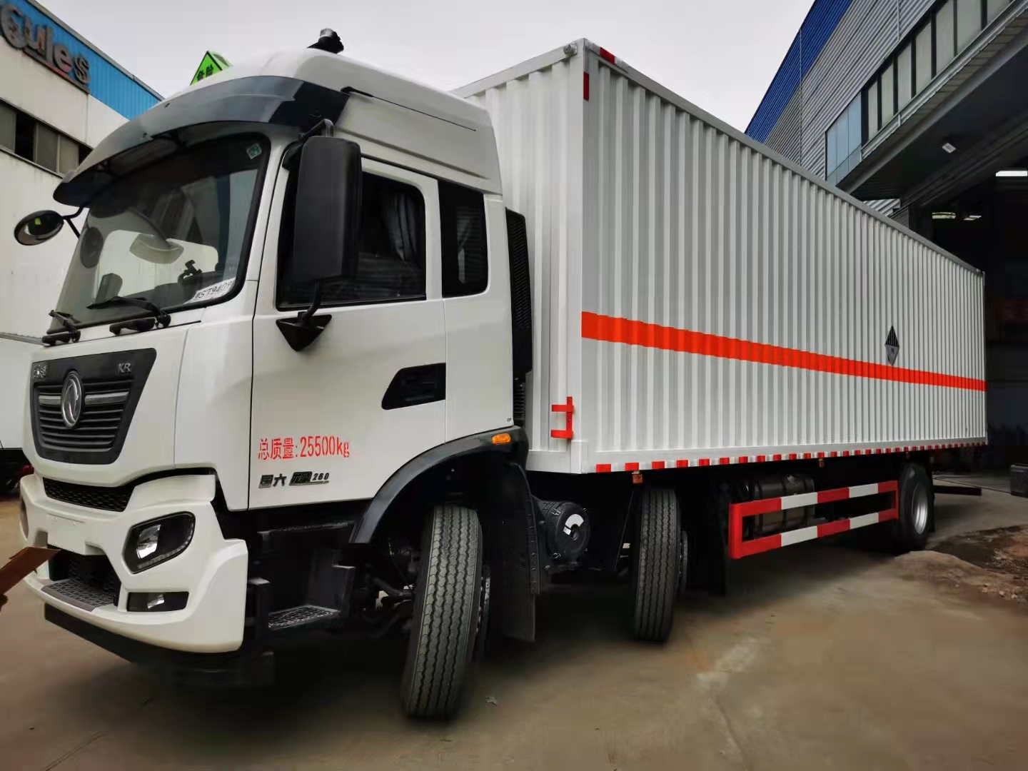 東風(fēng)天錦三軸高頂雙臥危險(xiǎn)品車(chē)也能做9米6