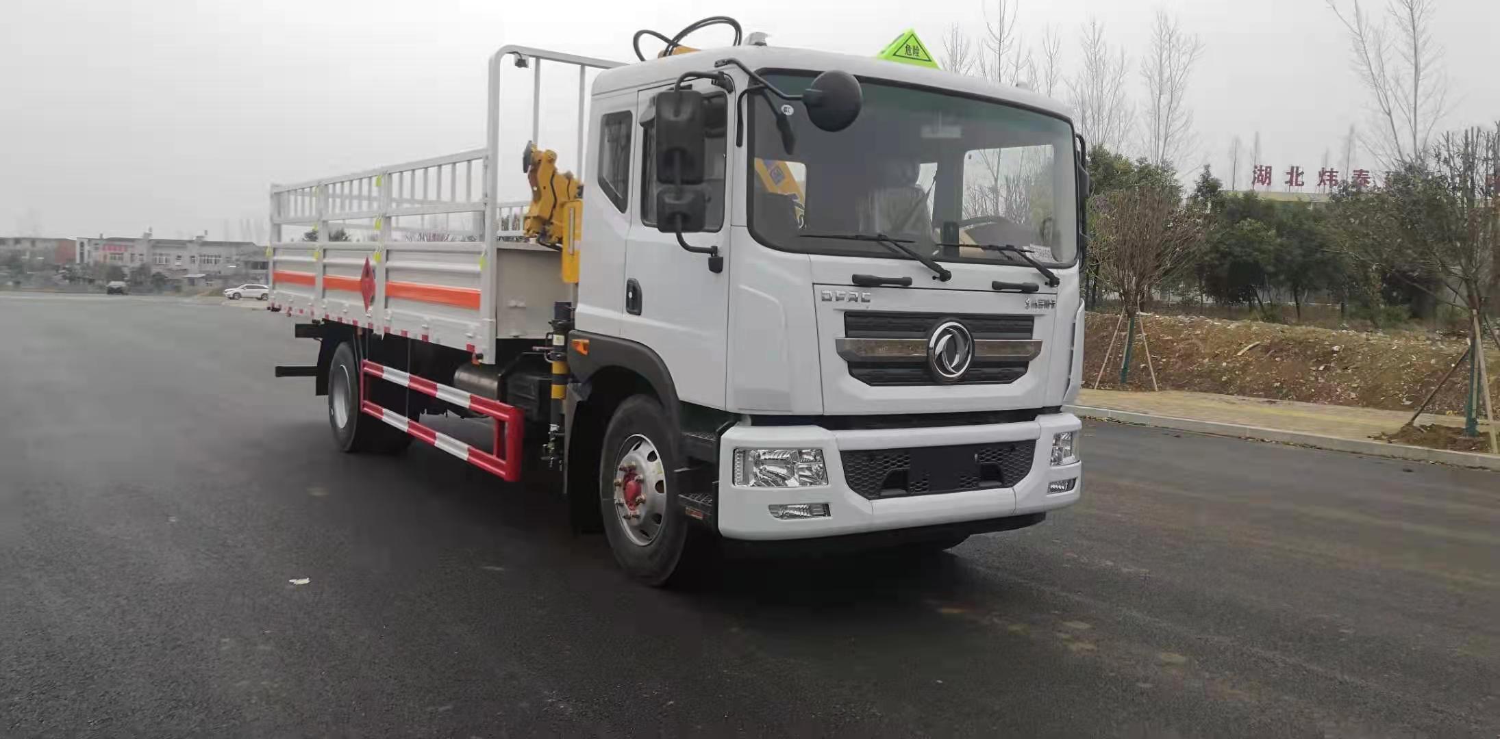 裝載液化氣瓶氧氣瓶，東風(fēng)D9帶吊氣瓶車(chē)更方便