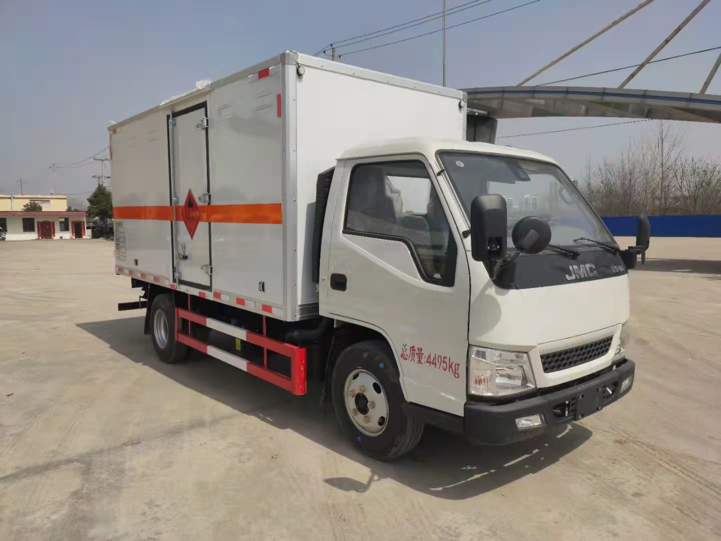 江鈴2.5排量新規國六危險品車