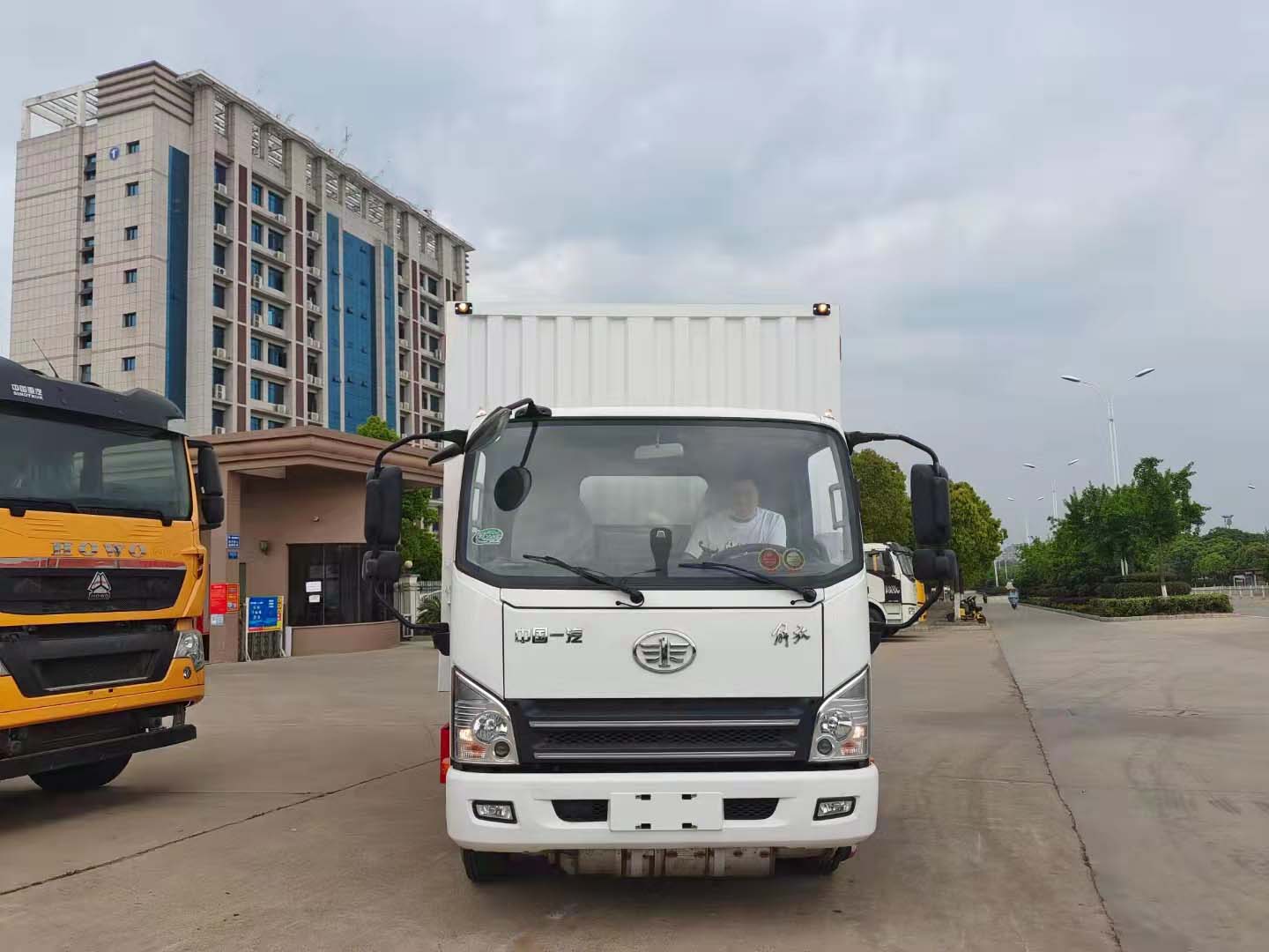 解放虎V黃牌4米2雜項危險品運輸車