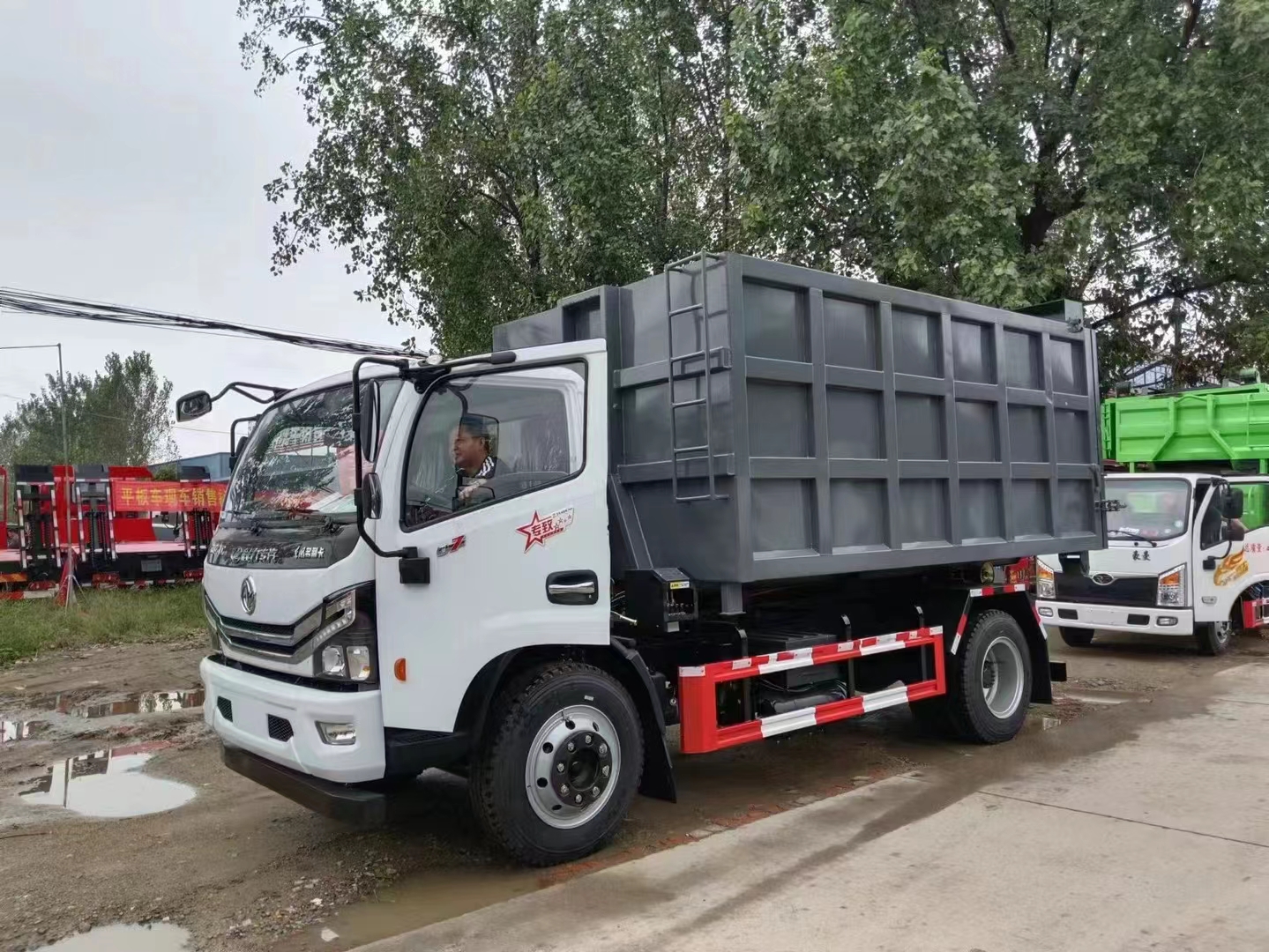 東風大多利卡國六套臂式垃圾車