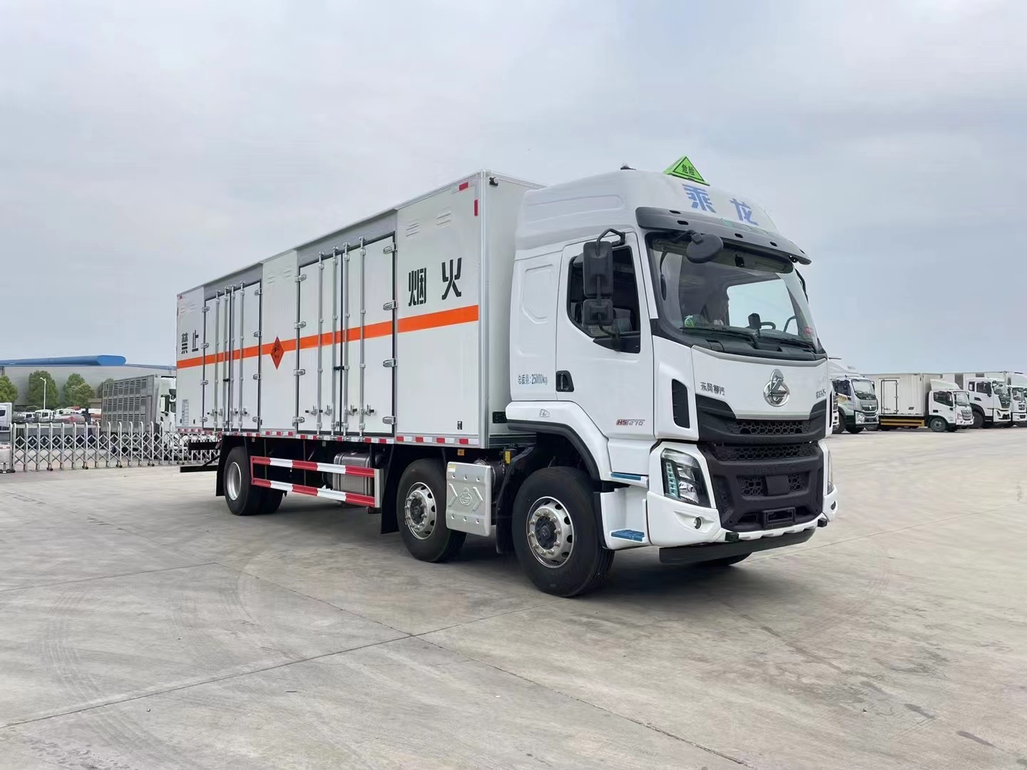 柳汽乘龍三軸9米6爆破運輸車