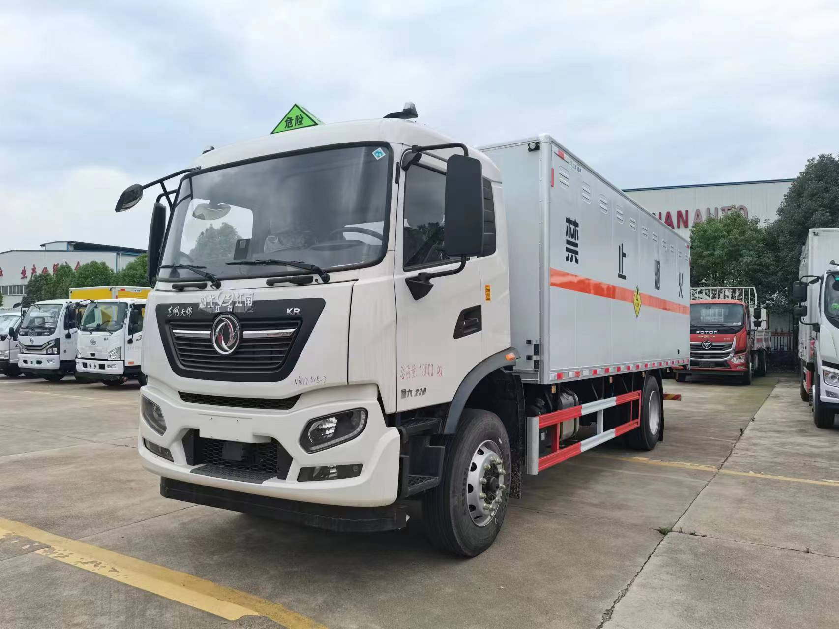 東風天錦高頂雙臥國六氧化性物品運輸車