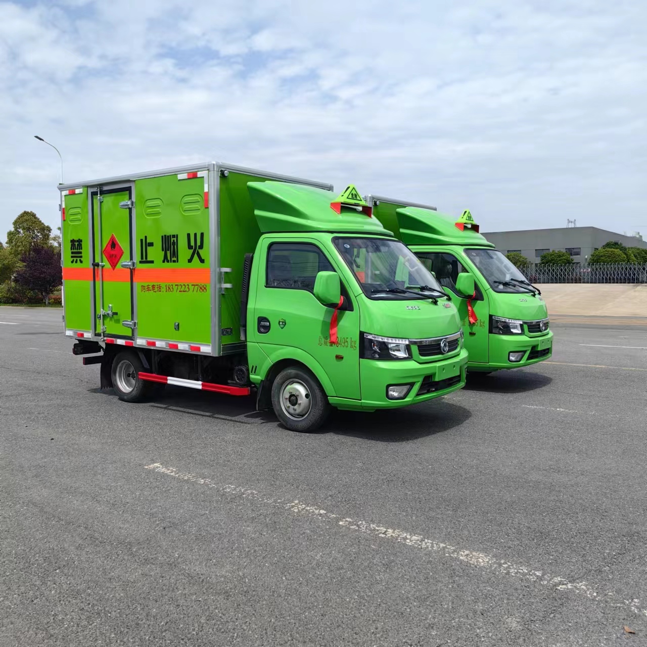甘肅李總訂購2臺東風途逸綠色易燃氣體廂式車