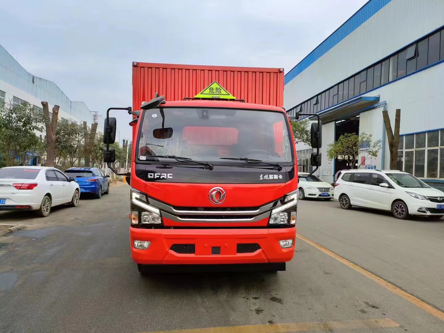 東風7噸帶左右開門腐蝕品廂式運輸車