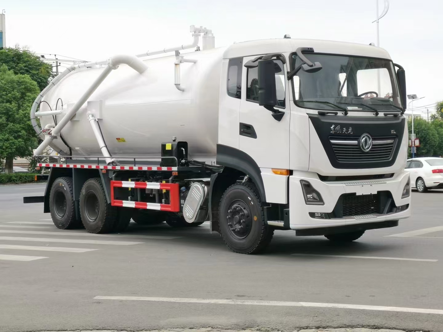 東風天龍后雙橋國六18立方吸污車