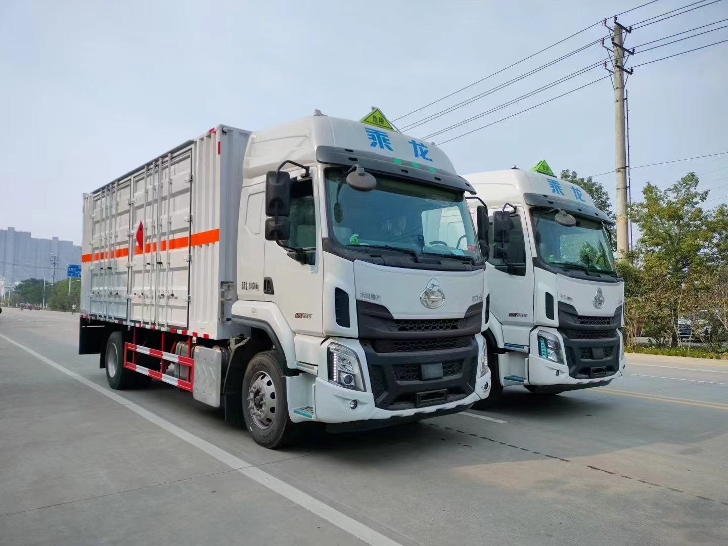 柳汽國(guó)六10噸瓦楞板危險(xiǎn)品車批量發(fā)車