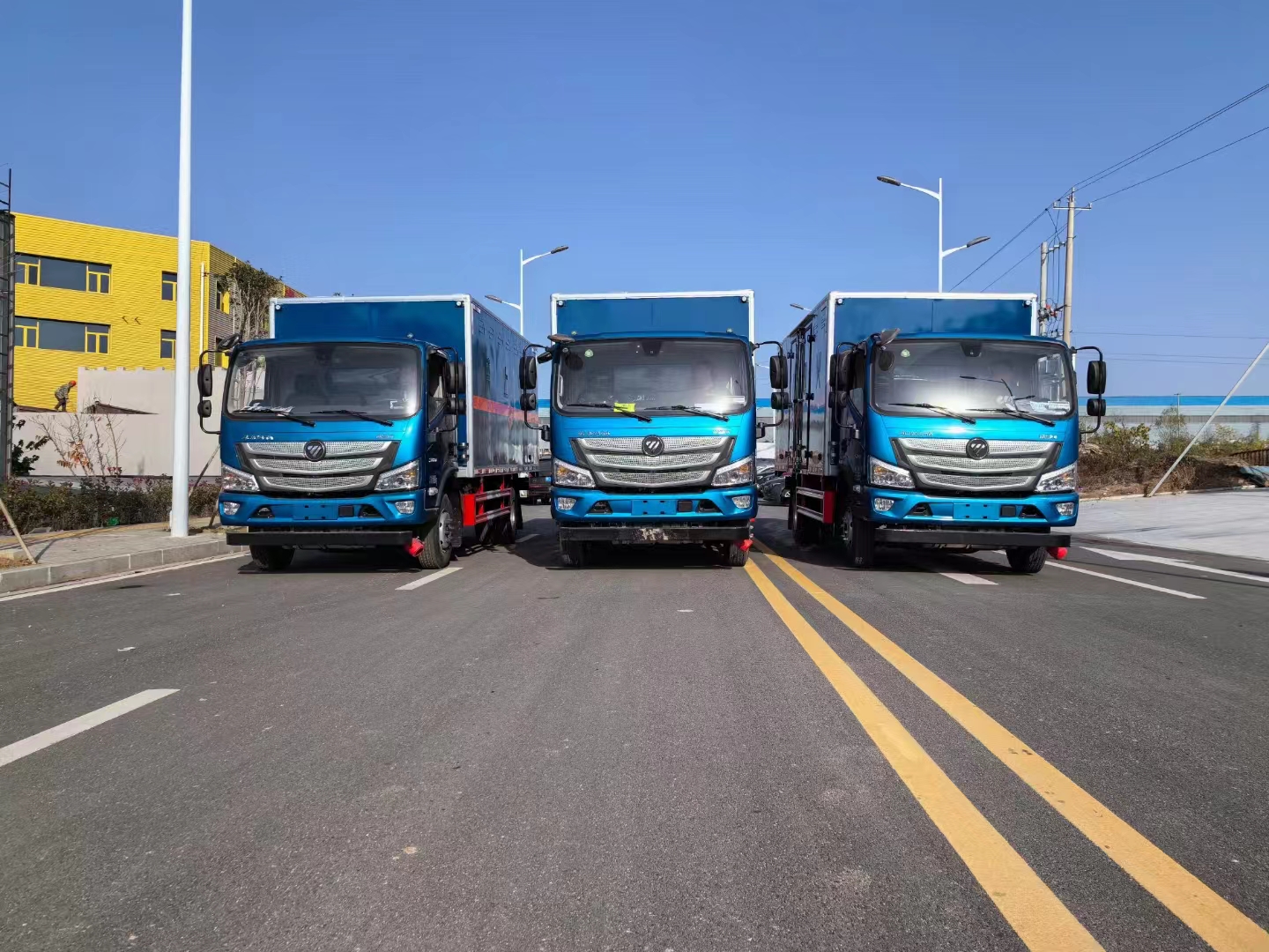 三臺(tái)福田歐馬可藍(lán)色爆破器材運(yùn)輸車