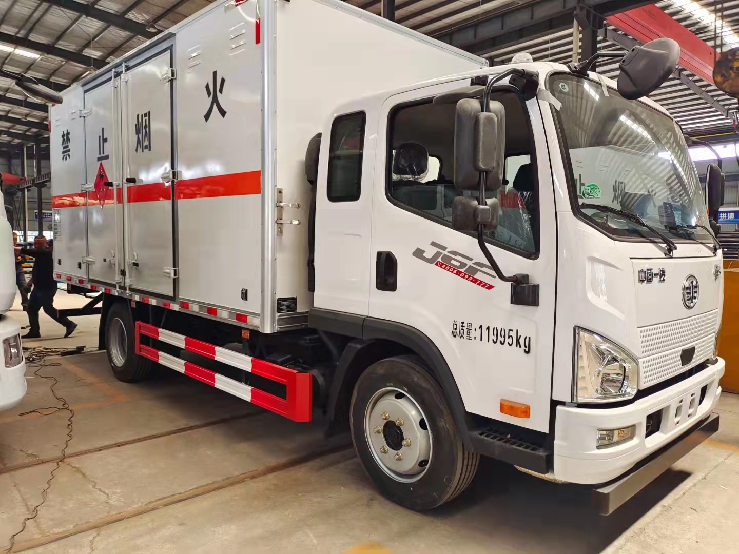 解放J6F國六排半低欄板氣瓶車