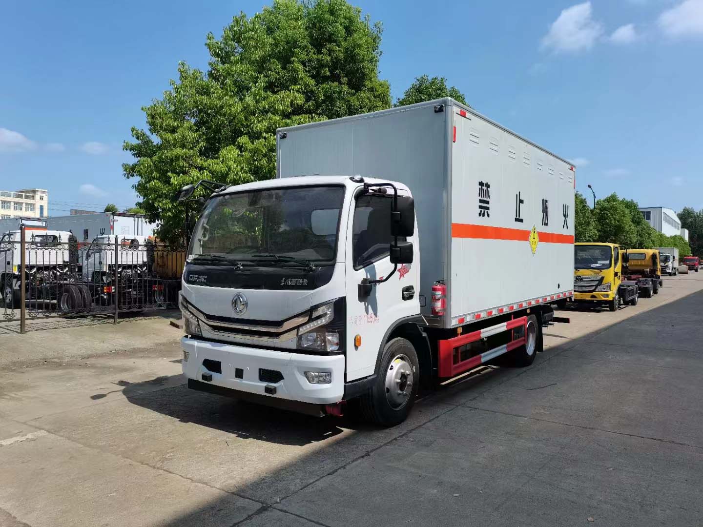 東風(fēng)7噸氧化性危險(xiǎn)品車