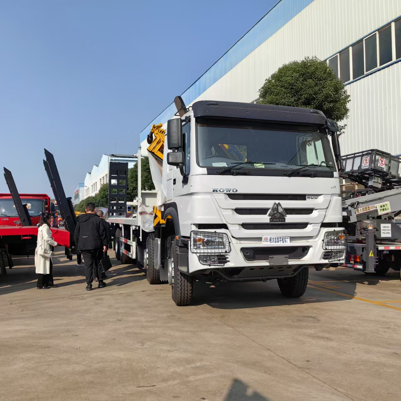 出口專用重汽右舵帶吊平板運(yùn)輸車