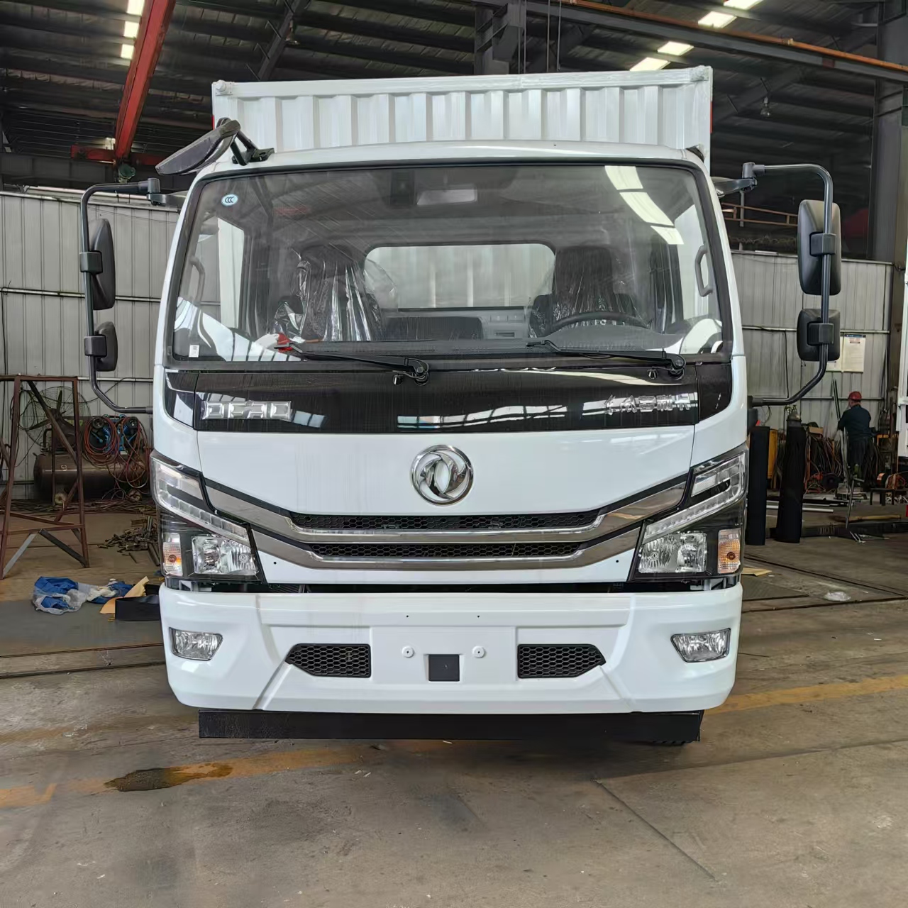 東風7噸拉氧氣鋼瓶專用車