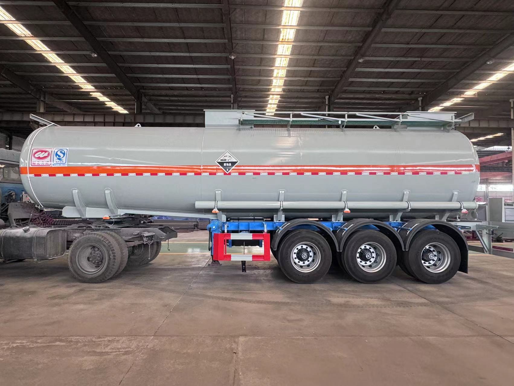 拉廢機油專用——36方雜項罐式半掛車