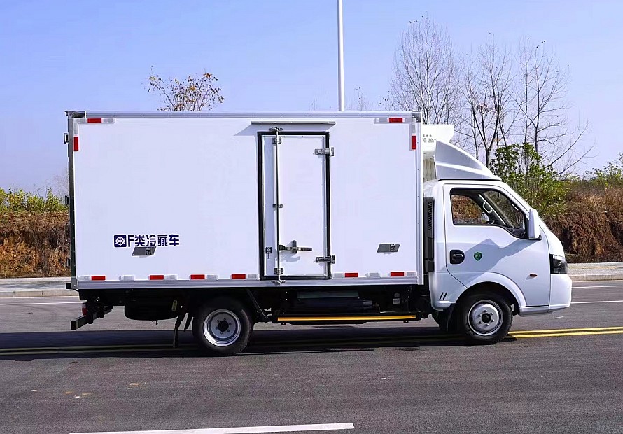 3.7米東風(fēng)途逸天然氣冷藏車