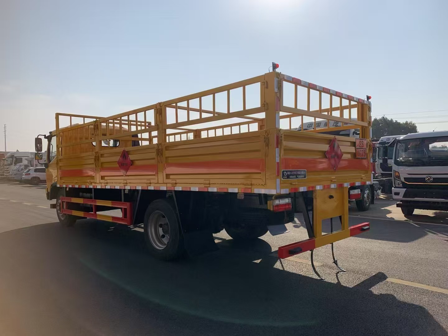   東風凱普特6米1國六黃色氣瓶運輸車